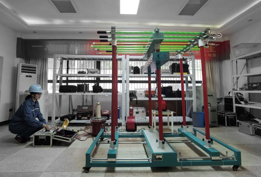 絕緣桿耐壓檢測裝置(攝影:胡中) 絕緣桿耐壓檢測裝置(攝影:胡中)