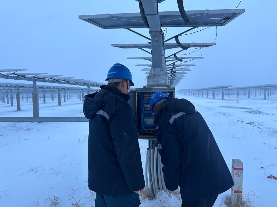 檢查追蹤支架控制箱(新能源公司供稿) 檢查追蹤支架控制箱(新能源公司供稿)