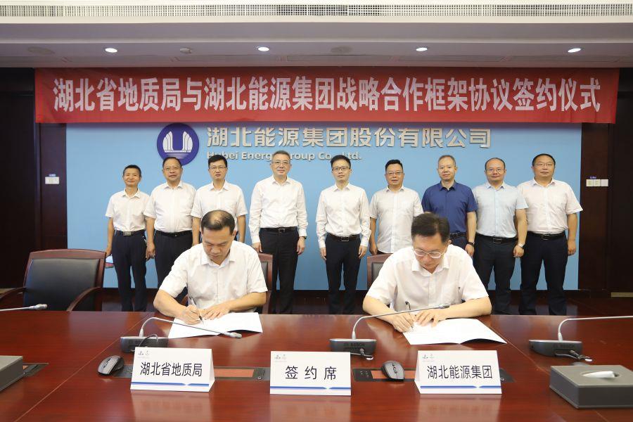 簽約現場（攝影：黃漢敏）