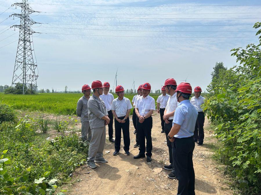 調(diào)研風(fēng)機(jī)現(xiàn)場(chǎng)(新能源公司供稿) 調(diào)研風(fēng)機(jī)現(xiàn)場(chǎng)(新能源公司供稿)
