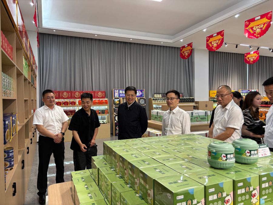 韓君調研陽新縣農產品展示中心(攝影:王正林) 韓君調研陽新縣農產品展示中心(攝影:王正林)